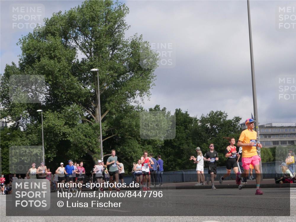 29.06.2025 - hella hamburg halbmarathon Luisa Fischer http://msf.ph/oto/8447796 29.06.2025 09:48:03 Kennedybrücke 5550, 6878, 518, 57, 1686, 1707, 5187, 5550, 6878, 7186, 7880, 7965, 10484, 10876 meine-sportfotos.de