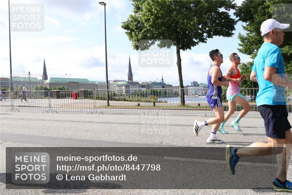 29.06.2025 - hella hamburg halbmarathon Lena Gebhardt http://msf.ph/oto/8447798 29.06.2025 09:53:39 Lombardsbrücke 1466, 1558, 1750, 1759, 2234, 2270, 2365, 2402, 2516, 2623, 2823, 2890, 2937, 3004, 3146, 3186, 3414, 4091, 4140, 4247, 4310, 4553, 4949, 5022, 5115, 5362, 5460, 5532, 5623, 5624, 5650, 5692, 6071, 6203, 6282, 6309, 6375, 6388, 6460, 6575, 6903, 7167, 7204, 7322, 7385, 7448, 7450, 7480, 7734, 7765, 8023, 8063, 8269, 9030, 9043, 9126, 9626, 9633, 9723, 9965, 10792, 11077, 11936, 13009 meine-sportfotos.de