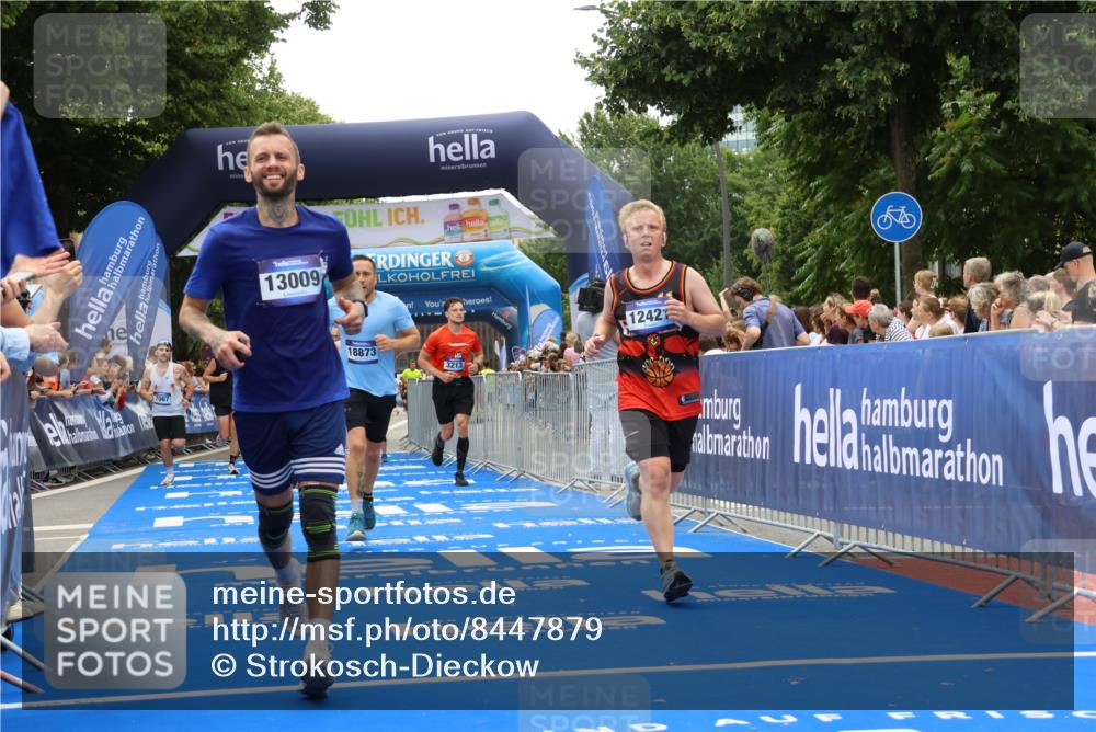 29.06.2025 - hella hamburg halbmarathon Strokosch-Dieckow http://msf.ph/oto/8447879 29.06.2025 10:48:51 Ziel 1094, 1381, 1452, 1884, 1892, 2260, 3213, 3985, 7067, 8889, 9482, 9661, 11519, 12421, 12533, 12534, 13009, 13183, 13976, 15309, 16653, 17007, 18873 meine-sportfotos.de