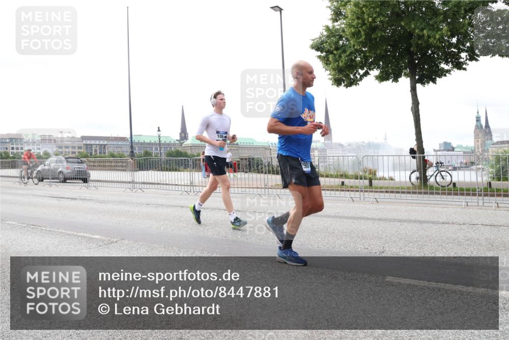 29.06.2025 - hella hamburg halbmarathon Lena Gebhardt http://msf.ph/oto/8447881 29.06.2025 10:30:22 Lombardsbrücke 108, 1901, 1097, 1547, 1647, 2754, 2755, 2901, 3443, 3573, 3613, 4575, 4819, 5063, 5322, 6344, 6598, 6616, 6626, 7071, 8792, 8941, 10162, 10880, 11984, 12349, 12350, 12460, 12461, 12504, 12537, 12687, 12688, 12710, 13418, 14304, 14421, 15757, 15789, 15938, 16182, 16504, 16601, 16604, 16735, 16769, 16791, 16864, 17529, 18046, 18503, 18671 meine-sportfotos.de