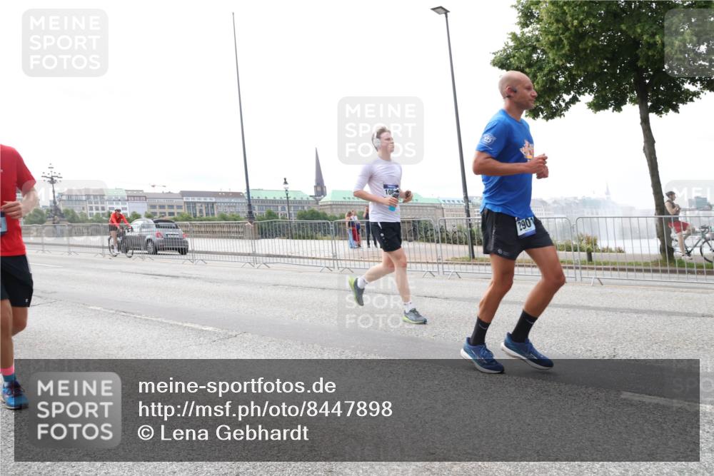 29.06.2025 - hella hamburg halbmarathon Lena Gebhardt http://msf.ph/oto/8447898 29.06.2025 10:30:22 Lombardsbrücke 108, 290, 1097, 1547, 1647, 2754, 2755, 2901, 3443, 3573, 3613, 4575, 4819, 5063, 5322, 6344, 6598, 6616, 6626, 7071, 8792, 8941, 10162, 10880, 11984, 12349, 12350, 12460, 12461, 12504, 12537, 12687, 12688, 12710, 13418, 14304, 14421, 15757, 15789, 15938, 16182, 16504, 16601, 16604, 16735, 16769, 16791, 16864, 17529, 18046, 18503, 18671 meine-sportfotos.de