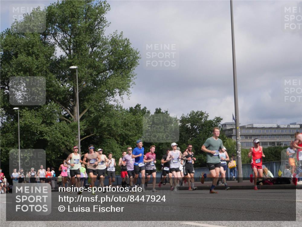 29.06.2025 - hella hamburg halbmarathon Luisa Fischer http://msf.ph/oto/8447924 29.06.2025 09:48:07 Kennedybrücke 17322, 12189, 15054, 1368, 14622, 13754, 3550, 57, 1686, 1707, 1894, 4463, 5187, 5550, 6878, 7186, 7880, 7965, 8062, 10484, 10876 meine-sportfotos.de