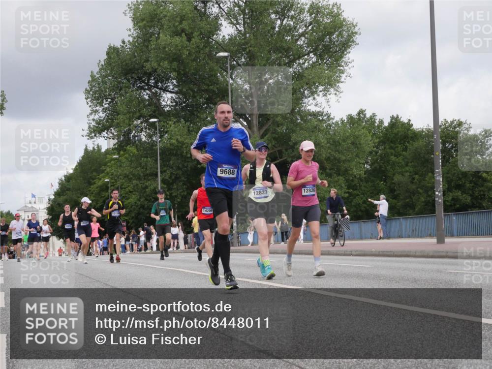 29.06.2025 - hella hamburg halbmarathon Luisa Fischer http://msf.ph/oto/8448011 29.06.2025 10:30:19 Kennedybrücke 15027, 10158, 14206, 9688, 12827, 12826, 1481, 3389, 9688, 10158 meine-sportfotos.de