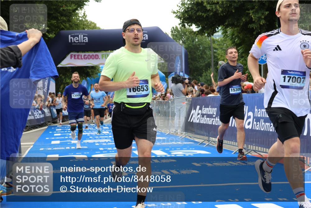 29.06.2025 - hella hamburg halbmarathon Strokosch-Dieckow http://msf.ph/oto/8448058 29.06.2025 10:48:49 Ziel 1094, 1884, 1892, 2442, 3213, 7067, 9482, 9661, 11519, 12421, 12533, 12534, 13009, 13976, 15309, 16653, 17007, 18873 meine-sportfotos.de