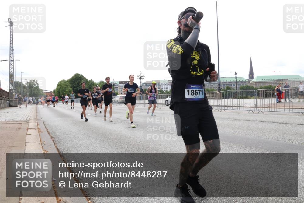 29.06.2025 - hella hamburg halbmarathon Lena Gebhardt http://msf.ph/oto/8448287 29.06.2025 10:30:28 Lombardsbrücke 16864, 18671, 1059, 1547, 1647, 2569, 2754, 2755, 2901, 3281, 3443, 3573, 4198, 4575, 4819, 5322, 6344, 6598, 6616, 6626, 7071, 7120, 8792, 9830, 10162, 10880, 11984, 12349, 12350, 12460, 12461, 12504, 12687, 12688, 12710, 13418, 14216, 14304, 14421, 15299, 15757, 15789, 15938, 16182, 16504, 16601, 16604, 16735, 16769, 16791, 16864, 18046, 18362, 18503, 18671, 18795, 18860 meine-sportfotos.de