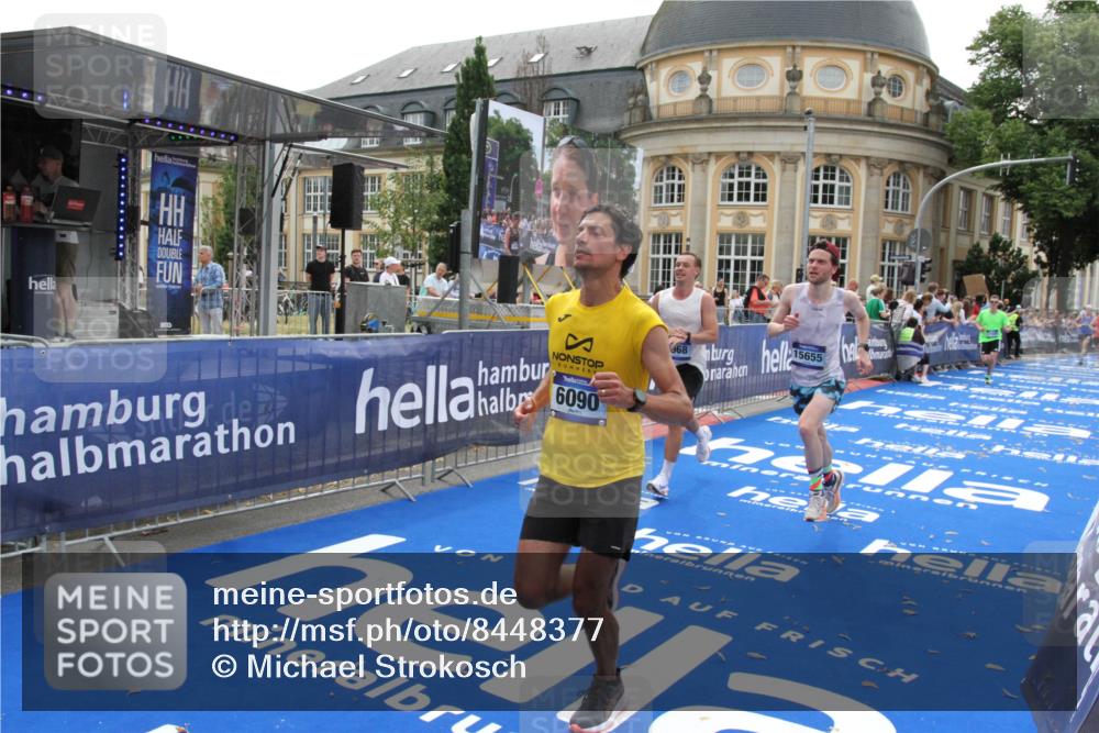 29.06.2025 - hella hamburg halbmarathon Michael Strokosch http://msf.ph/oto/8448377 29.06.2025 10:28:48 Ziel 1953, 2604, 3968, 6090, 10486, 15655, 17428, 18763 meine-sportfotos.de