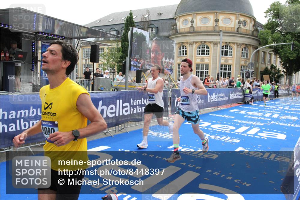 29.06.2025 - hella hamburg halbmarathon Michael Strokosch http://msf.ph/oto/8448397 29.06.2025 10:28:48 Ziel 1953, 2604, 3968, 6090, 10486, 15655, 17428, 18763 meine-sportfotos.de