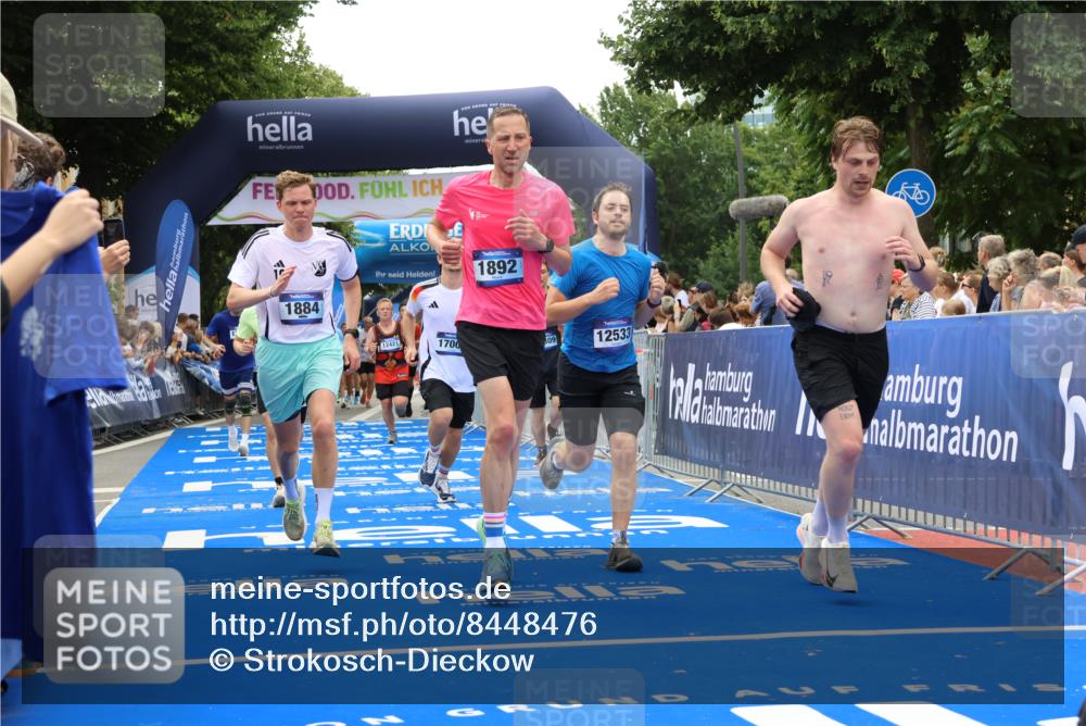 29.06.2025 - hella hamburg halbmarathon Strokosch-Dieckow http://msf.ph/oto/8448476 29.06.2025 10:48:47 Ziel 1094, 1884, 1892, 2442, 7067, 9482, 9661, 11519, 12421, 12533, 13009, 13976, 15309, 15384, 16653, 17007, 17127, 18873 meine-sportfotos.de