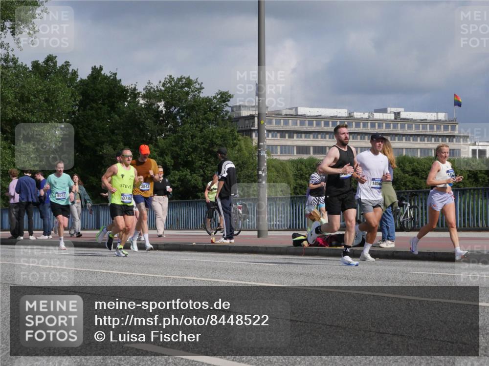 29.06.2025 - hella hamburg halbmarathon Luisa Fischer http://msf.ph/oto/8448522 29.06.2025 09:48:32 Kennedybrücke 5042, 8784, 3843, 1856, 185, 2525, 3809, 3843, 3955, 5042, 6169, 7845, 8784, 8956, 10298 meine-sportfotos.de