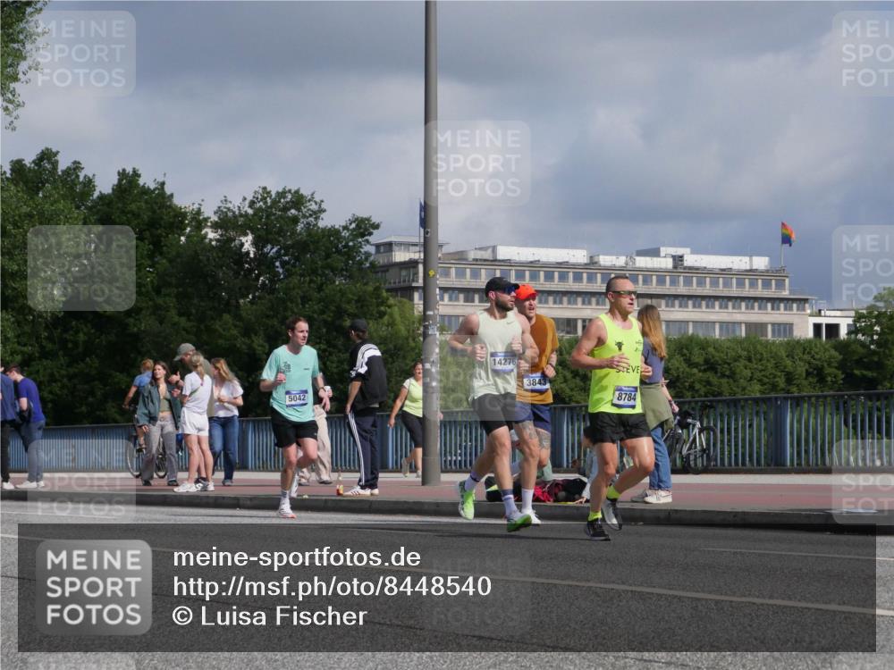 29.06.2025 - hella hamburg halbmarathon Luisa Fischer http://msf.ph/oto/8448540 29.06.2025 09:48:33 Kennedybrücke 5042, 14276, 3843, 8784, 3809, 3843, 3955, 5042, 6169, 7845, 8784, 8956, 10298 meine-sportfotos.de