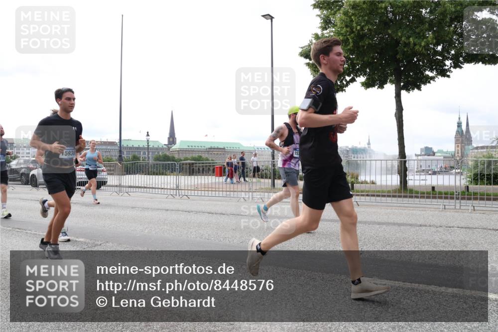 29.06.2025 - hella hamburg halbmarathon Lena Gebhardt http://msf.ph/oto/8448576 29.06.2025 10:30:31 Lombardsbrücke 5938, 319, 157, 1059, 1547, 1647, 2569, 2754, 2755, 2901, 3281, 3443, 3573, 4198, 4575, 4819, 6344, 6556, 6598, 6616, 6626, 7071, 7120, 9830, 10880, 11984, 12349, 12350, 12460, 12461, 12504, 12687, 12688, 12710, 13418, 14216, 14304, 14421, 15299, 15757, 15789, 15938, 16182, 16504, 16601, 16604, 16735, 16769, 16791, 16864, 18046, 18362, 18503, 18671, 18795, 18860 meine-sportfotos.de