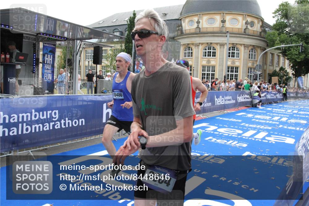 29.06.2025 - hella hamburg halbmarathon Michael Strokosch http://msf.ph/oto/8448646 29.06.2025 10:28:54 Ziel 1827, 2604, 10486, 18763 meine-sportfotos.de