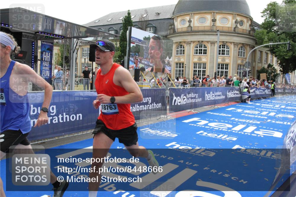 29.06.2025 - hella hamburg halbmarathon Michael Strokosch http://msf.ph/oto/8448666 29.06.2025 10:28:54 Ziel 1827, 2604, 10486, 18763 meine-sportfotos.de