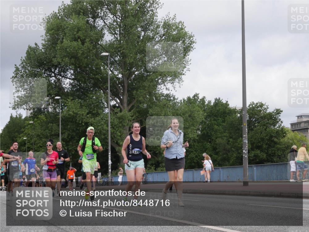 29.06.2025 - hella hamburg halbmarathon Luisa Fischer http://msf.ph/oto/8448716 29.06.2025 10:30:55 Kennedybrücke 4372, 4021, 3256, 15123, 17, 1148, 1793, 4372, 7234, 8327 meine-sportfotos.de