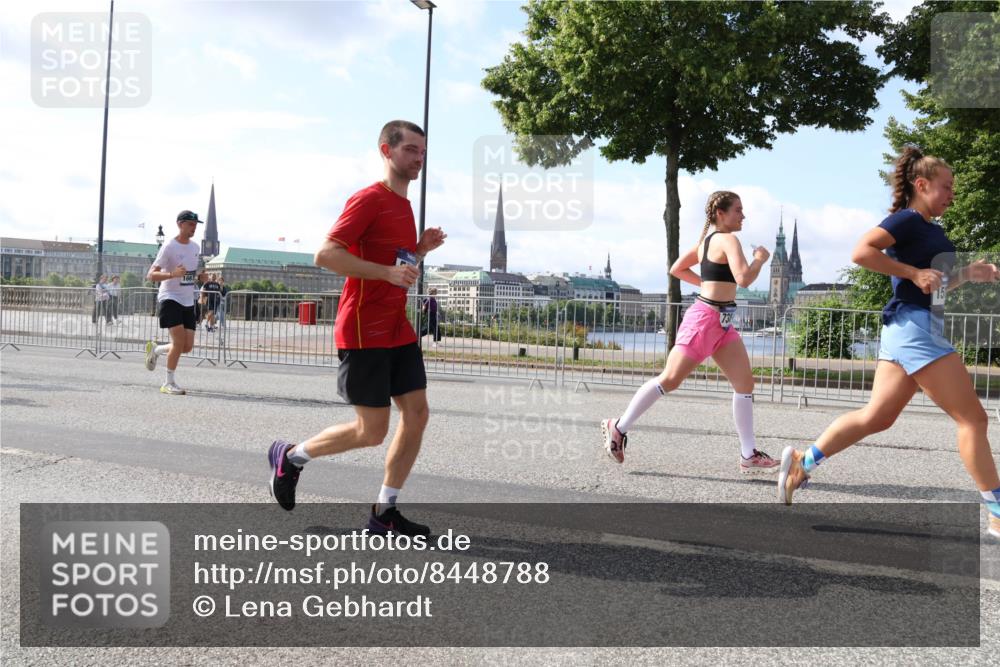 29.06.2025 - hella hamburg halbmarathon Lena Gebhardt http://msf.ph/oto/8448788 29.06.2025 09:53:45 Lombardsbrücke 1098, 1466, 1558, 1750, 1759, 2270, 2365, 2402, 2516, 2623, 2823, 2890, 2937, 3004, 3146, 3186, 3414, 4091, 4140, 4235, 4247, 4310, 4949, 5022, 5115, 5362, 5460, 5528, 5532, 5624, 5650, 5692, 6071, 6282, 6309, 6375, 6388, 6460, 6575, 6903, 7167, 7322, 7385, 7448, 7480, 7734, 7765, 8023, 8269, 9030, 9043, 9105, 9126, 9619, 9626, 9633, 9723, 9965, 10792, 11077, 11936, 13009 meine-sportfotos.de