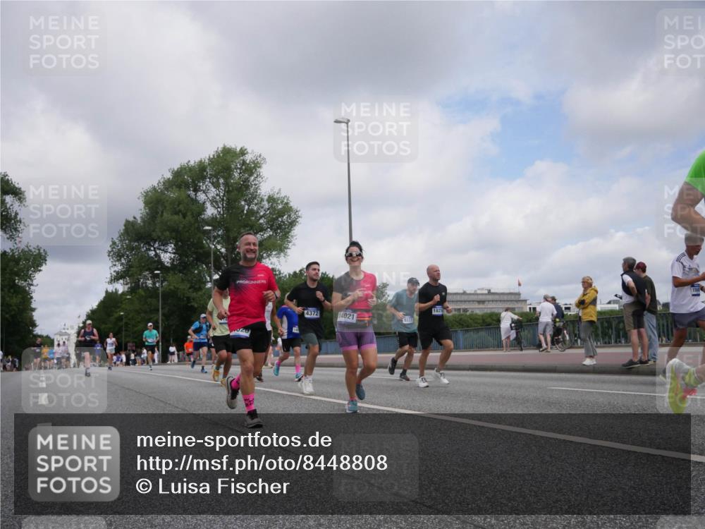 29.06.2025 - hella hamburg halbmarathon Luisa Fischer http://msf.ph/oto/8448808 29.06.2025 10:31:00 Kennedybrücke 020, 1825, 4372, 14021, 8327, 1148, 1530, 1793, 4372, 5903, 7234, 8327 meine-sportfotos.de