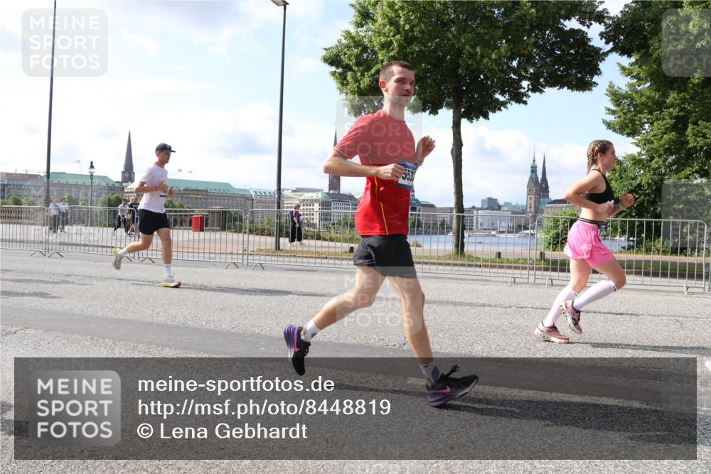 29.06.2025 - hella hamburg halbmarathon Lena Gebhardt http://msf.ph/oto/8448819 29.06.2025 09:53:45 Lombardsbrücke 1098, 1466, 1558, 1750, 1759, 2270, 2365, 2402, 2516, 2623, 2823, 2890, 2937, 3004, 3146, 3186, 3414, 4091, 4140, 4235, 4247, 4310, 4949, 5022, 5115, 5362, 5460, 5528, 5532, 5624, 5650, 5692, 6071, 6282, 6309, 6375, 6388, 6460, 6575, 6903, 7167, 7322, 7385, 7448, 7480, 7734, 7765, 8023, 8269, 9030, 9043, 9105, 9126, 9619, 9626, 9633, 9723, 9965, 10792, 11077, 11936, 13009 meine-sportfotos.de