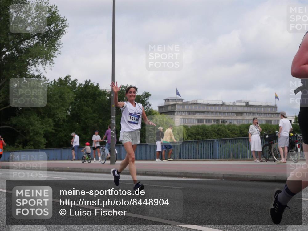 29.06.2025 - hella hamburg halbmarathon Luisa Fischer http://msf.ph/oto/8448904 29.06.2025 10:31:07 Kennedybrücke 14155, 1530, 5903 meine-sportfotos.de