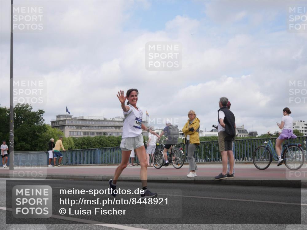 29.06.2025 - hella hamburg halbmarathon Luisa Fischer http://msf.ph/oto/8448921 29.06.2025 10:31:08 Kennedybrücke 1415, 1530, 5903 meine-sportfotos.de