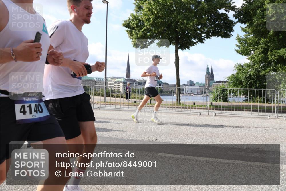 29.06.2025 - hella hamburg halbmarathon Lena Gebhardt http://msf.ph/oto/8449001 29.06.2025 09:53:46 Lombardsbrücke 7001, 4140, 1098, 1466, 1558, 1750, 1759, 2270, 2365, 2402, 2516, 2623, 2823, 2890, 2937, 3004, 3146, 3186, 3414, 4091, 4140, 4235, 4247, 4310, 4949, 5022, 5115, 5362, 5460, 5528, 5532, 5624, 5650, 5692, 6071, 6198, 6282, 6309, 6375, 6388, 6460, 6575, 6903, 7167, 7322, 7385, 7448, 7480, 7734, 8023, 8269, 9030, 9043, 9105, 9126, 9619, 9626, 9633, 9723, 9965, 10792, 11077, 11936, 13009 meine-sportfotos.de