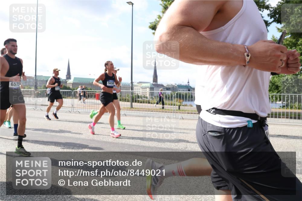 29.06.2025 - hella hamburg halbmarathon Lena Gebhardt http://msf.ph/oto/8449021 29.06.2025 09:53:46 Lombardsbrücke 5650, 6575, 173, 1098, 1466, 1558, 1750, 1759, 2270, 2365, 2402, 2516, 2623, 2823, 2890, 2937, 3004, 3146, 3186, 3414, 4091, 4140, 4235, 4247, 4310, 4949, 5022, 5115, 5362, 5460, 5528, 5532, 5624, 5650, 5692, 6071, 6198, 6282, 6309, 6375, 6388, 6460, 6575, 6903, 7167, 7322, 7385, 7448, 7480, 7734, 8023, 8269, 9030, 9043, 9105, 9126, 9619, 9626, 9633, 9723, 9965, 10792, 11077, 11936, 13009 meine-sportfotos.de