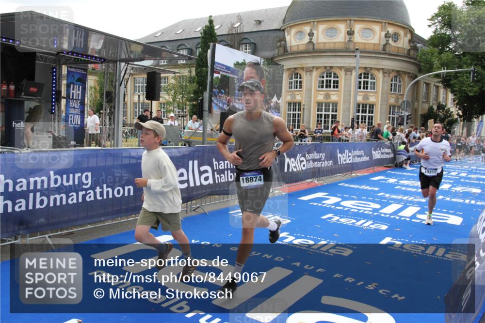 29.06.2025 - hella hamburg halbmarathon Michael Strokosch http://msf.ph/oto/8449067 29.06.2025 10:29:08 Ziel 3043, 8473, 10171, 10351, 16157, 18874 meine-sportfotos.de