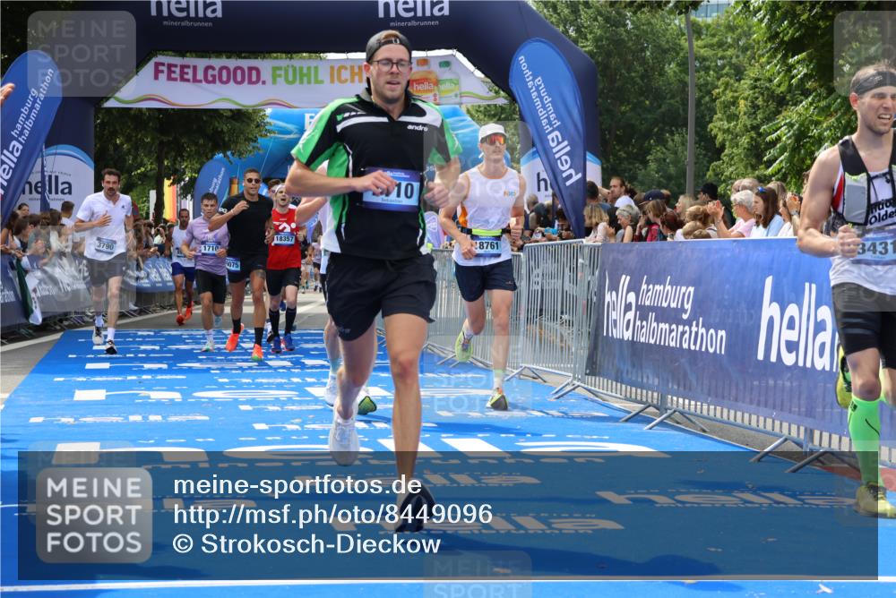 29.06.2025 - hella hamburg halbmarathon Strokosch-Dieckow http://msf.ph/oto/8449096 29.06.2025 10:38:23 Ziel 1042, 1688, 1710, 2745, 3014, 3431, 3790, 6095, 7110, 8571, 14992, 16075, 16280, 18357, 18761 meine-sportfotos.de