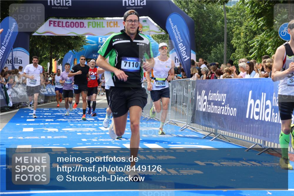29.06.2025 - hella hamburg halbmarathon Strokosch-Dieckow http://msf.ph/oto/8449126 29.06.2025 10:38:23 Ziel 1042, 1688, 1710, 2745, 3014, 3431, 3790, 6095, 7110, 8571, 14992, 16075, 16280, 18357, 18761 meine-sportfotos.de