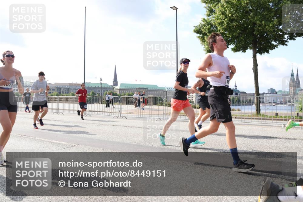 29.06.2025 - hella hamburg halbmarathon Lena Gebhardt http://msf.ph/oto/8449151 29.06.2025 09:53:48 Lombardsbrücke 4949, 17, 1098, 1466, 1558, 1750, 1902, 2270, 2365, 2402, 2516, 2623, 2823, 2890, 2937, 3004, 3146, 3186, 3414, 4091, 4140, 4235, 4237, 4247, 4310, 4949, 5022, 5115, 5362, 5460, 5528, 5532, 5650, 5692, 6071, 6198, 6282, 6309, 6375, 6388, 6460, 6575, 6903, 7167, 7322, 7385, 7448, 7480, 7734, 8023, 8269, 9030, 9043, 9105, 9126, 9482, 9619, 9626, 9633, 9723, 9965, 10792, 11077, 11936, 12084, 13009 meine-sportfotos.de