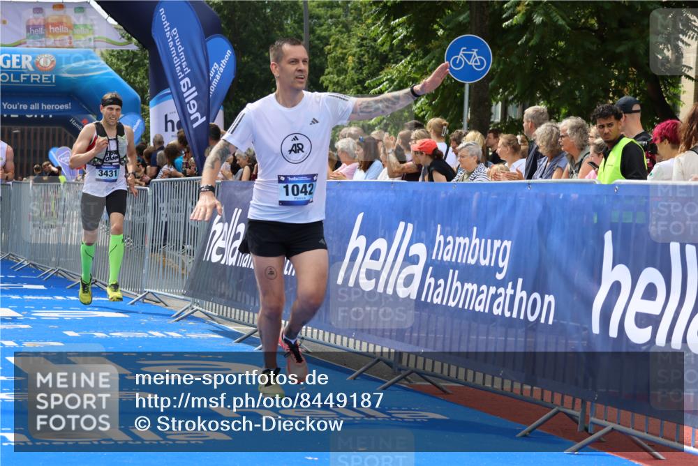 29.06.2025 - hella hamburg halbmarathon Strokosch-Dieckow http://msf.ph/oto/8449187 29.06.2025 10:38:21 Ziel 1042, 1688, 1710, 2745, 3014, 3431, 3790, 6095, 7110, 8002, 8571, 14992, 16075, 16280, 18357, 18584, 18761 meine-sportfotos.de