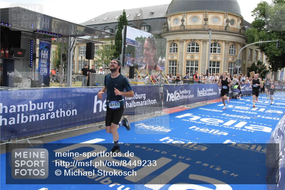 29.06.2025 - hella hamburg halbmarathon Michael Strokosch http://msf.ph/oto/8449233 29.06.2025 10:29:12 Ziel 3043, 8473, 10171, 16157, 19194 meine-sportfotos.de