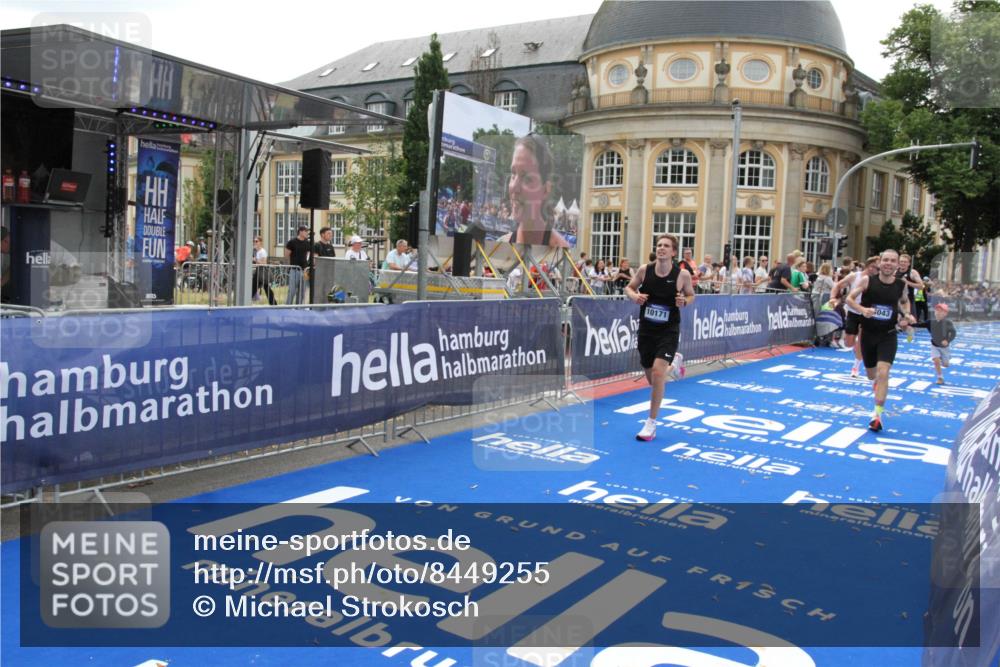 29.06.2025 - hella hamburg halbmarathon Michael Strokosch http://msf.ph/oto/8449255 29.06.2025 10:29:13 Ziel 3043, 8473, 10171, 16157, 19194 meine-sportfotos.de