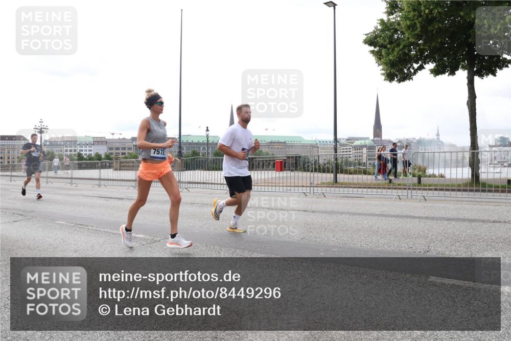 29.06.2025 - hella hamburg halbmarathon Lena Gebhardt http://msf.ph/oto/8449296 29.06.2025 10:30:39 Lombardsbrücke 7572, 1059, 1472, 1647, 2268, 2505, 2569, 2754, 2755, 2901, 3131, 3281, 3443, 4198, 4575, 4819, 6344, 6556, 6616, 7071, 7120, 9830, 10880, 11981, 11984, 12349, 12350, 12460, 12461, 12504, 12687, 12688, 12710, 13418, 14095, 14216, 14421, 14803, 15299, 15757, 15789, 15938, 16504, 16601, 16604, 16791, 16864, 18046, 18362, 18671, 18795, 18860 meine-sportfotos.de