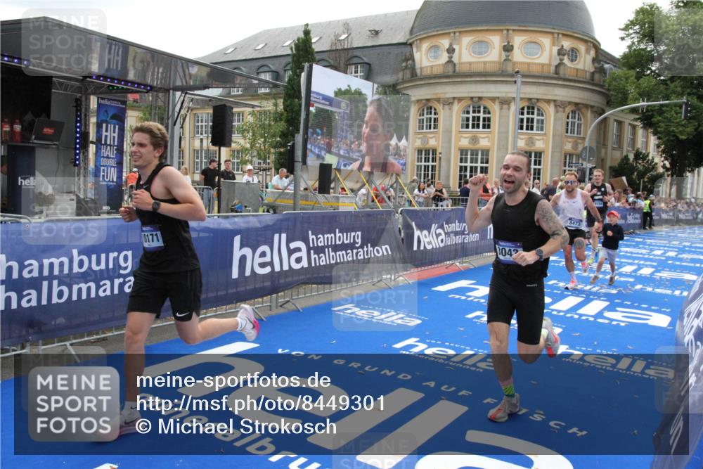 29.06.2025 - hella hamburg halbmarathon Michael Strokosch http://msf.ph/oto/8449301 29.06.2025 10:29:14 Ziel 3043, 8473, 10171, 16157, 19194 meine-sportfotos.de