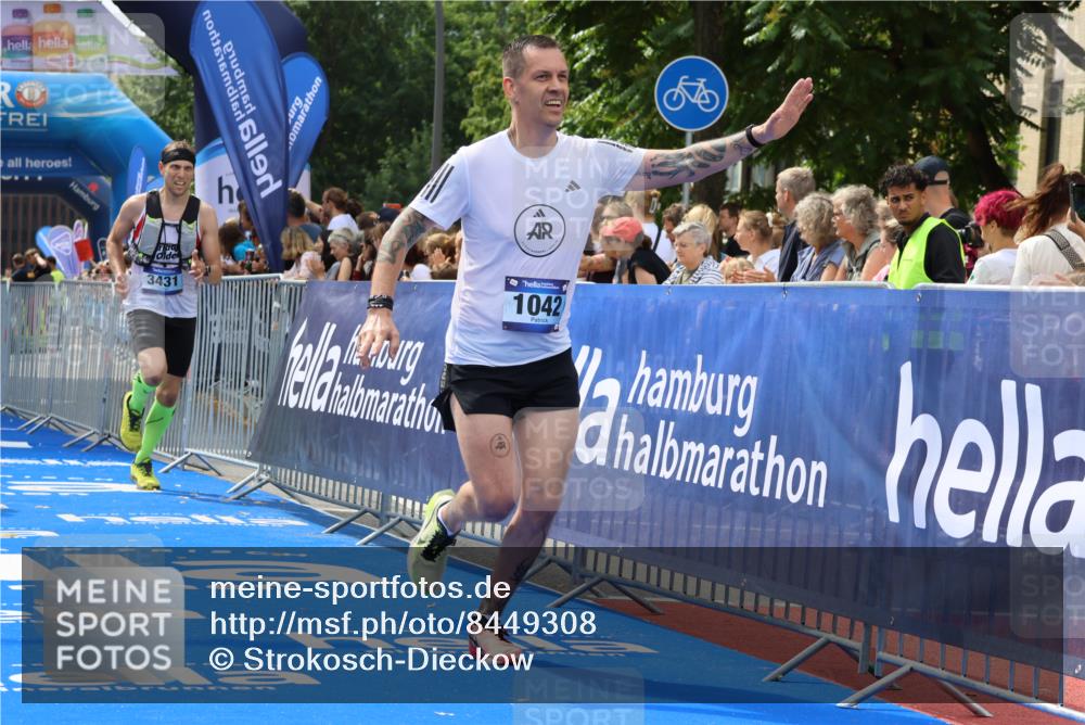 29.06.2025 - hella hamburg halbmarathon Strokosch-Dieckow http://msf.ph/oto/8449308 29.06.2025 10:38:21 Ziel 1042, 1688, 1710, 2745, 3014, 3431, 3790, 6095, 7110, 8002, 8571, 14992, 16075, 16280, 18357, 18584, 18761 meine-sportfotos.de
