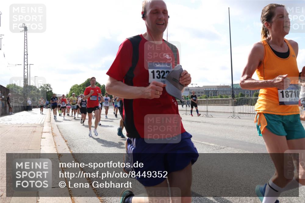 29.06.2025 - hella hamburg halbmarathon Lena Gebhardt http://msf.ph/oto/8449352 29.06.2025 09:53:49 Lombardsbrücke 10, 8023, 13223, 1322, 18718, 1098, 1413, 1466, 1750, 1902, 2270, 2365, 2402, 2516, 2623, 2823, 2890, 2937, 3004, 3146, 3186, 3414, 4140, 4235, 4237, 4247, 4310, 4949, 5115, 5362, 5460, 5528, 5532, 5650, 5692, 6071, 6198, 6282, 6309, 6375, 6388, 6460, 6575, 6903, 7167, 7322, 7385, 7448, 7480, 7734, 8023, 8269, 8928, 9030, 9043, 9105, 9126, 9482, 9619, 9626, 9633, 9723, 9965, 10792, 11077, 11936, 12084, 13009 meine-sportfotos.de