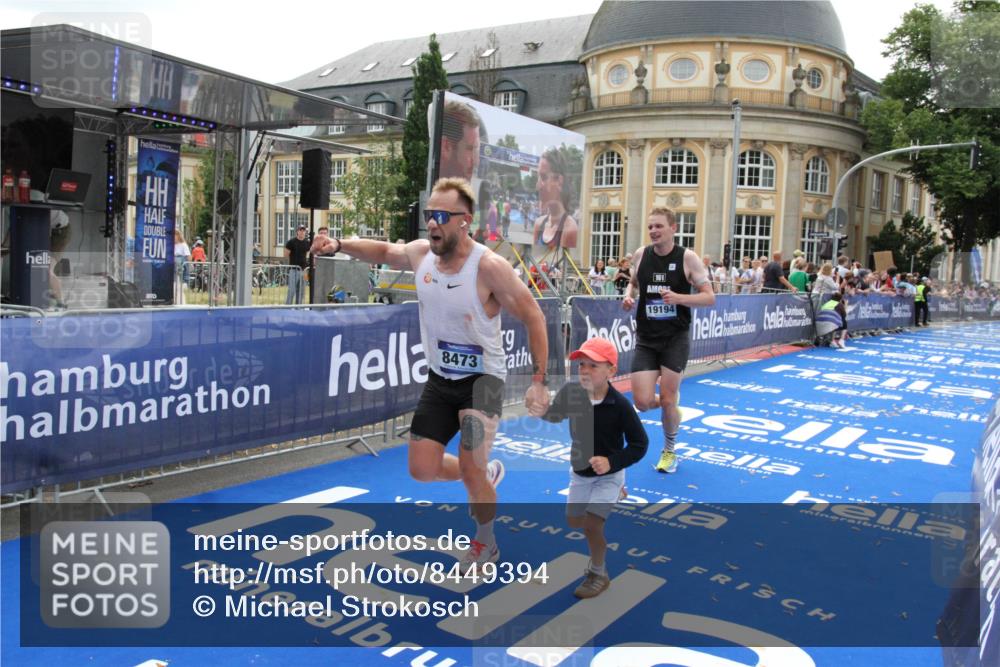 29.06.2025 - hella hamburg halbmarathon Michael Strokosch http://msf.ph/oto/8449394 29.06.2025 10:29:15 Ziel 3043, 8473, 10171, 19194 meine-sportfotos.de