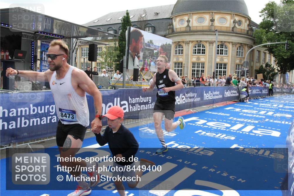 29.06.2025 - hella hamburg halbmarathon Michael Strokosch http://msf.ph/oto/8449400 29.06.2025 10:29:16 Ziel 3043, 8473, 12337, 14395, 19194 meine-sportfotos.de