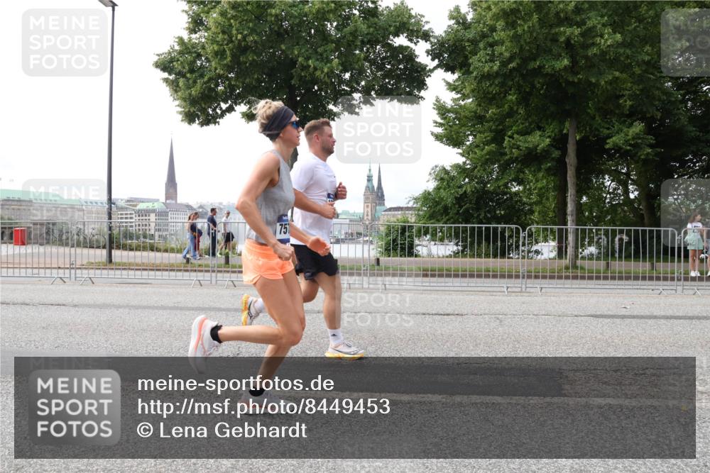 29.06.2025 - hella hamburg halbmarathon Lena Gebhardt http://msf.ph/oto/8449453 29.06.2025 10:30:40 Lombardsbrücke 751, 1059, 1472, 1647, 2268, 2505, 2569, 2754, 2755, 2901, 3131, 3281, 3443, 4198, 4575, 4819, 6344, 6556, 6616, 7071, 7120, 9830, 10880, 11981, 11984, 12349, 12350, 12460, 12461, 12504, 12687, 12688, 13418, 14095, 14216, 14421, 14803, 15299, 15757, 15789, 15938, 16504, 16791, 16864, 18046, 18362, 18671, 18795, 18860 meine-sportfotos.de