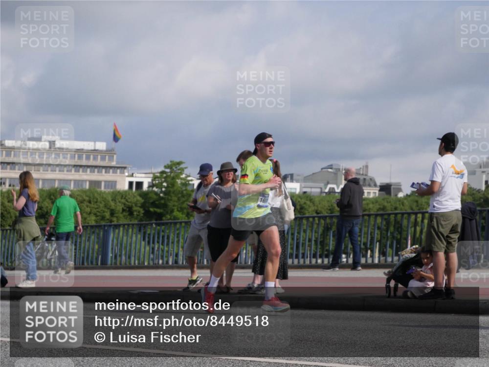 29.06.2025 - hella hamburg halbmarathon Luisa Fischer http://msf.ph/oto/8449518 29.06.2025 09:49:13 Kennedybrücke 1053, 1577, 5193, 7466, 8323, 10477 meine-sportfotos.de