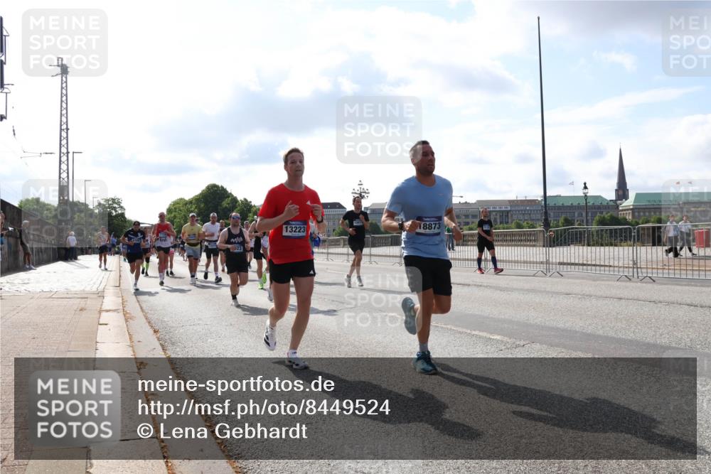 29.06.2025 - hella hamburg halbmarathon Lena Gebhardt http://msf.ph/oto/8449524 29.06.2025 09:53:50 Lombardsbrücke 13223, 15611, 18873, 23, 1098, 1413, 1476, 1750, 1902, 2270, 2365, 2402, 2516, 2623, 2823, 2890, 2937, 3004, 3146, 3186, 3414, 4140, 4235, 4237, 4247, 4310, 4949, 5115, 5362, 5460, 5528, 5532, 5650, 5692, 6071, 6198, 6282, 6309, 6375, 6388, 6575, 6903, 7167, 7385, 7448, 7480, 7734, 8023, 8269, 8928, 9030, 9043, 9105, 9126, 9482, 9619, 9626, 9633, 9723, 9965, 10792, 11077, 11936, 12084, 13009 meine-sportfotos.de