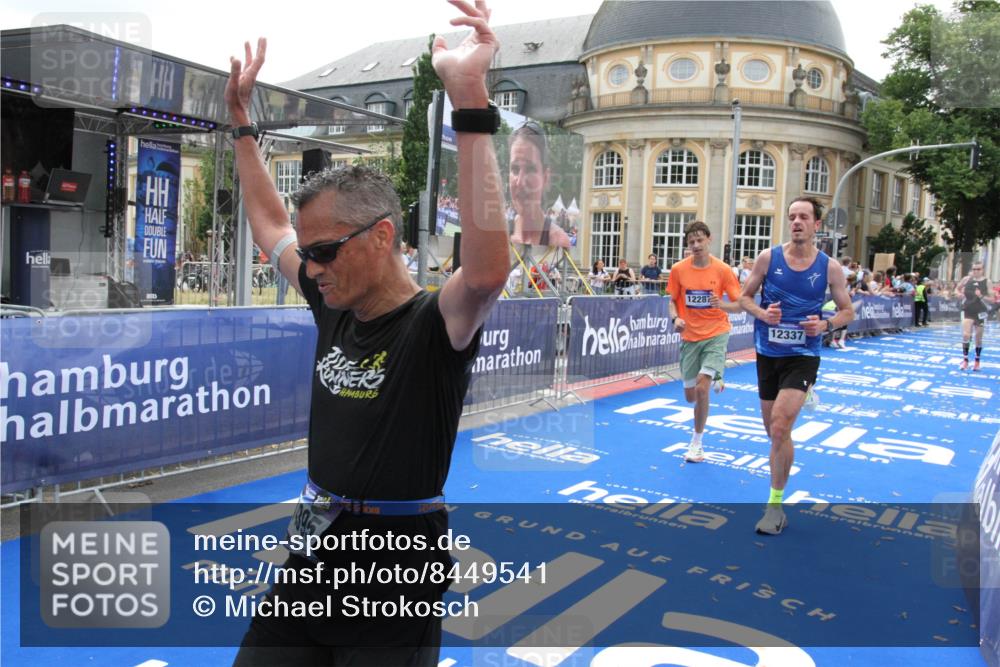 29.06.2025 - hella hamburg halbmarathon Michael Strokosch http://msf.ph/oto/8449541 29.06.2025 10:29:23 Ziel 2075, 8975, 9571, 12287, 12337, 13838, 14164, 14395, 19203 meine-sportfotos.de