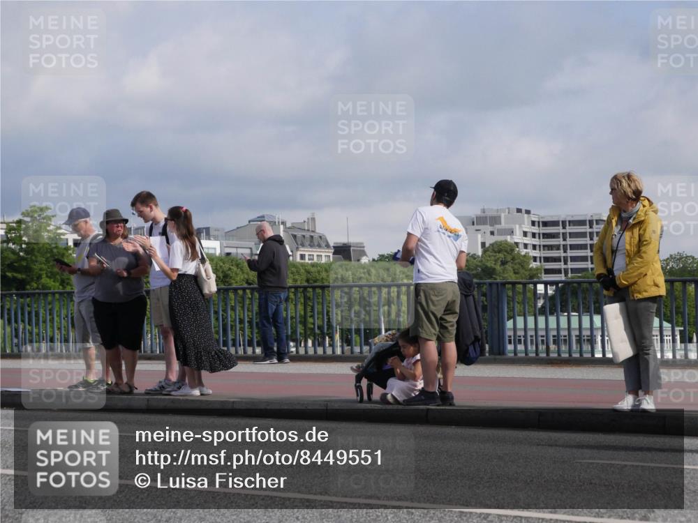 29.06.2025 - hella hamburg halbmarathon Luisa Fischer http://msf.ph/oto/8449551 29.06.2025 09:49:15 Kennedybrücke 1053, 1396, 1411, 5193, 7622, 10477 meine-sportfotos.de