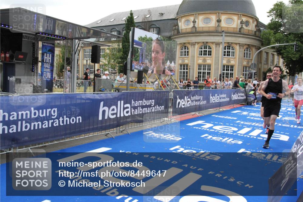 29.06.2025 - hella hamburg halbmarathon Michael Strokosch http://msf.ph/oto/8449647 29.06.2025 10:29:25 Ziel 2075, 8975, 9571, 10156, 12234, 12287, 12337, 13838, 14164, 14395, 15880, 18737, 19203 meine-sportfotos.de