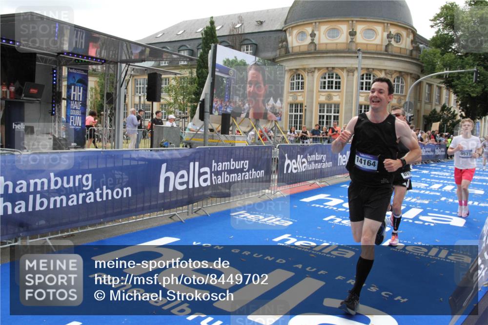 29.06.2025 - hella hamburg halbmarathon Michael Strokosch http://msf.ph/oto/8449702 29.06.2025 10:29:26 Ziel 2075, 8975, 9571, 10156, 12234, 12287, 13838, 14164, 15880, 16118, 18737, 19203 meine-sportfotos.de