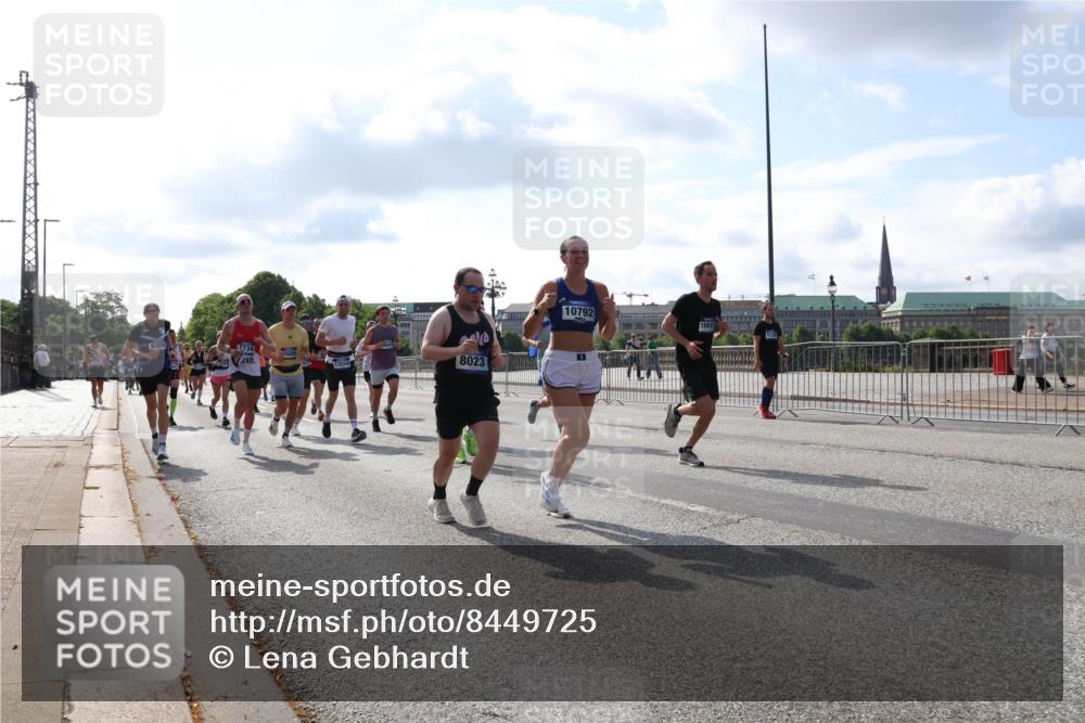 29.06.2025 - hella hamburg halbmarathon Lena Gebhardt http://msf.ph/oto/8449725 29.06.2025 09:53:51 Lombardsbrücke 6309, 7734, 15026, 8023, 10792, 15611, 1098, 1119, 1413, 1424, 1476, 1902, 2270, 2365, 2402, 2516, 2623, 2823, 2890, 2937, 3004, 3146, 3186, 3414, 4140, 4235, 4237, 4247, 4310, 4949, 5115, 5362, 5460, 5528, 5532, 5650, 5692, 6071, 6198, 6282, 6309, 6375, 6388, 6575, 6903, 7167, 7385, 7448, 7480, 7734, 8023, 8269, 8928, 9030, 9043, 9105, 9126, 9482, 9619, 9626, 9633, 9723, 9965, 10792, 11077, 11848, 11936, 12084, 13009 meine-sportfotos.de