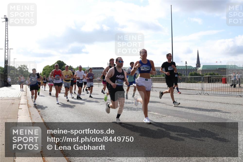 29.06.2025 - hella hamburg halbmarathon Lena Gebhardt http://msf.ph/oto/8449750 29.06.2025 09:53:52 Lombardsbrücke 6309, 8023, 10792, 1561, 1098, 1119, 1413, 1424, 1476, 1892, 1902, 2270, 2365, 2402, 2516, 2623, 2823, 2890, 2937, 3004, 3146, 3186, 3414, 4140, 4183, 4185, 4235, 4237, 4247, 4310, 4949, 5115, 5362, 5460, 5528, 5532, 5650, 5692, 6071, 6198, 6282, 6309, 6375, 6388, 6575, 6831, 6903, 7167, 7385, 7448, 7480, 7734, 8023, 8269, 8928, 9030, 9043, 9105, 9482, 9619, 9626, 9633, 9723, 9965, 10792, 11077, 11848, 11936, 12084, 13009 meine-sportfotos.de