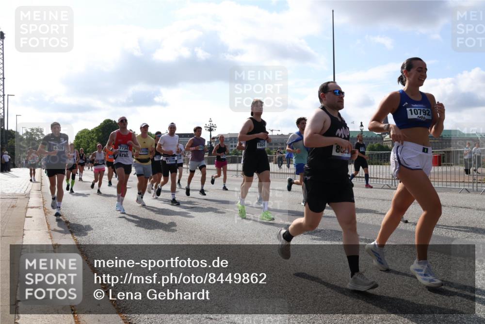 29.06.2025 - hella hamburg halbmarathon Lena Gebhardt http://msf.ph/oto/8449862 29.06.2025 09:53:52 Lombardsbrücke 6309, 7734, 15026, 7167, 13554, 1824, 8323, 10792, 1098, 1119, 1413, 1424, 1476, 1892, 1902, 2270, 2365, 2402, 2516, 2623, 2823, 2890, 2937, 3004, 3146, 3186, 3414, 4140, 4183, 4185, 4235, 4237, 4247, 4310, 4949, 5115, 5362, 5460, 5528, 5532, 5650, 5692, 6071, 6198, 6282, 6309, 6375, 6388, 6575, 6831, 6903, 7167, 7385, 7448, 7480, 7734, 8023, 8269, 8928, 9030, 9043, 9105, 9482, 9619, 9626, 9633, 9723, 9965, 10792, 11077, 11848, 11936, 12084, 13009 meine-sportfotos.de