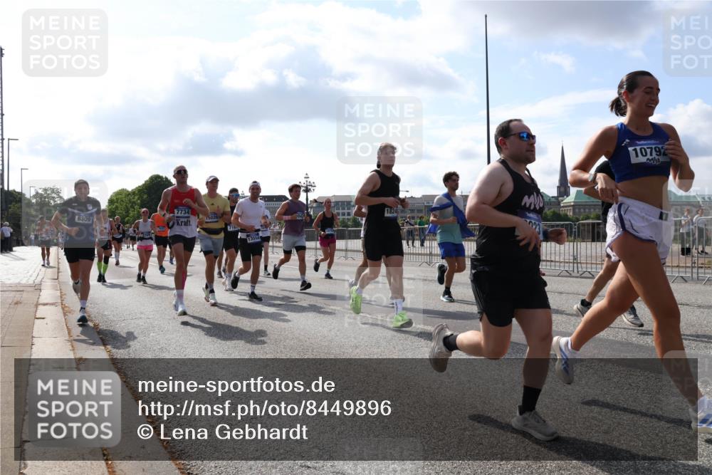 29.06.2025 - hella hamburg halbmarathon Lena Gebhardt http://msf.ph/oto/8449896 29.06.2025 09:53:52 Lombardsbrücke 6309, 7734, 15026, 1824, 716, 23, 10792, 1098, 1119, 1413, 1424, 1476, 1892, 1902, 2270, 2365, 2402, 2516, 2623, 2823, 2890, 2937, 3004, 3146, 3186, 3414, 4140, 4183, 4185, 4235, 4237, 4247, 4310, 4949, 5115, 5362, 5460, 5528, 5532, 5650, 5692, 6071, 6198, 6282, 6309, 6375, 6388, 6575, 6831, 6903, 7167, 7385, 7448, 7480, 7734, 8023, 8269, 8928, 9030, 9043, 9105, 9482, 9619, 9626, 9633, 9723, 9965, 10792, 11077, 11848, 11936, 12084, 13009 meine-sportfotos.de
