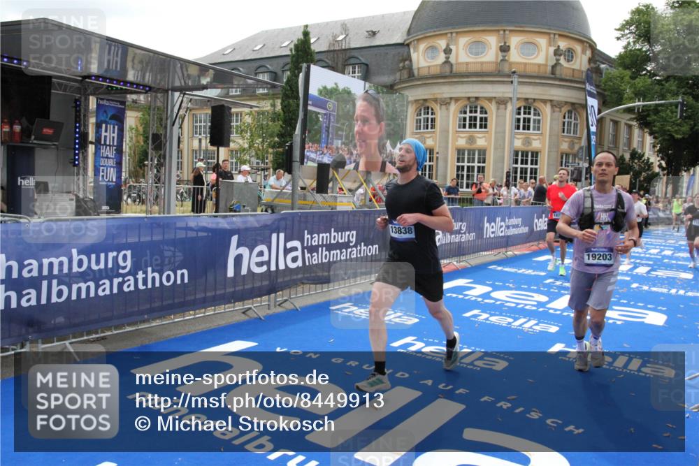 29.06.2025 - hella hamburg halbmarathon Michael Strokosch http://msf.ph/oto/8449913 29.06.2025 10:29:29 Ziel 2021, 2075, 2180, 8975, 9137, 9571, 10156, 10790, 12234, 13838, 15880, 16118, 17197, 18737, 19203 meine-sportfotos.de